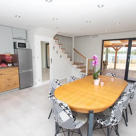 Z Widokiem Na Jezioro بيت للعطل *